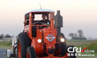 两小伙驾驶阿根廷首辆拖拉机万里行 国际观察